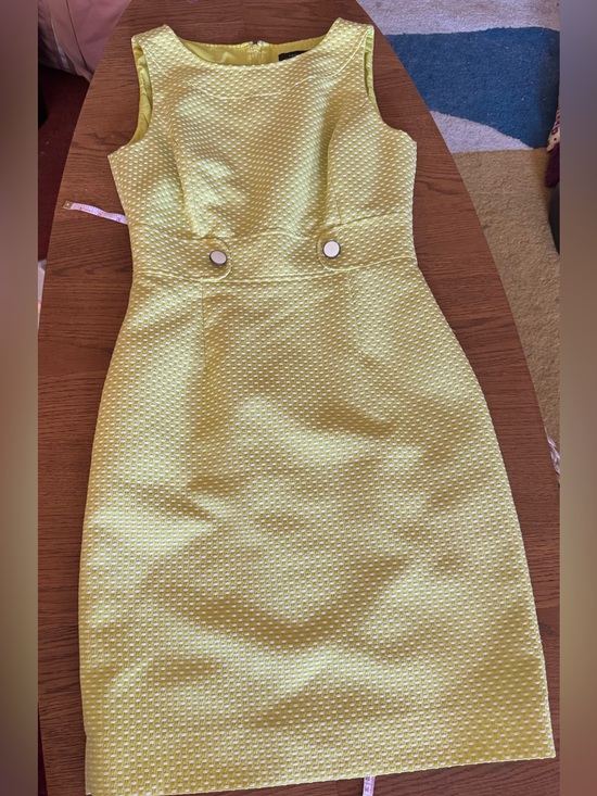 Tahari Dresses & Skirts - Tahari Yellow Textured Sleeveless Sheath Dress